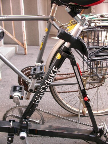 後ろの自転車は普段乗ってる自転車なんですけど…サビだらけ、しかも昨日はパンクともうボロボロ。