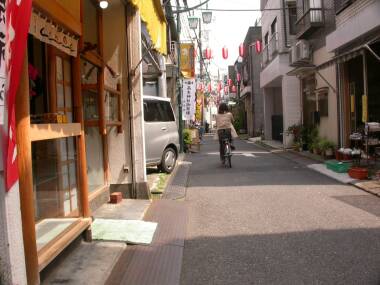 自宅近くの商店街。車１台がぎりぎり通れる程度の道幅です。