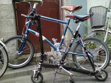 HANDYBIKEとの比較。改めて見ると、HANDYBIKEは小さいですねぇ。