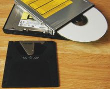 �X�[�p�[�f�B�X�N�̓V���b�^�[�̌`���Ⴄ�ȊO�͒ʏ��FD�Ƃ����Ⴂ�͂���܂���B���̂����A�e�ʂ�100�{�ł��B