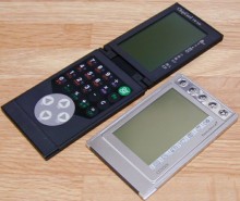 DataSlim2�Ɣ�r�B��ʂ̑傫���͂قړ����ł����AVW-200�̕����h�b�g���͑���������B