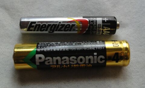 単６電池と単４電池の比較