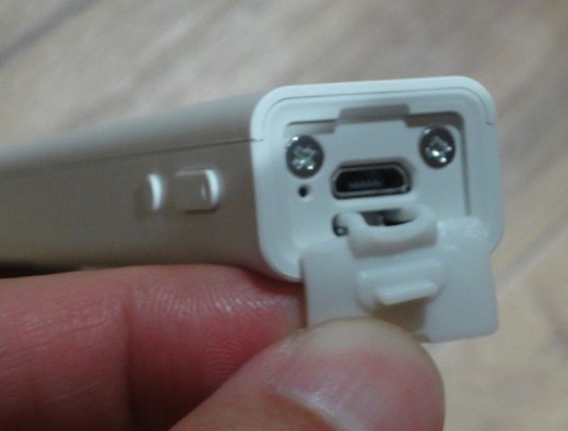 USB端子とスイッチ。USB端子横にはリセットスイッチもあります。