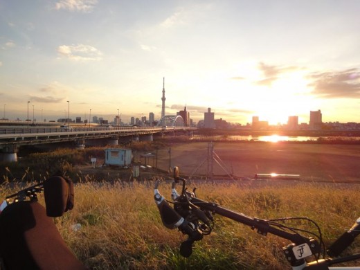 荒川から眺める夕映えのスカイツリー